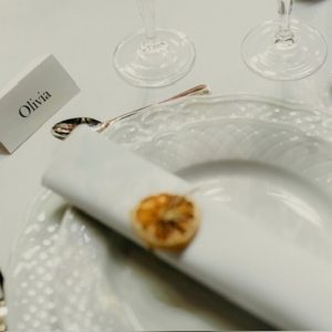 Marque place sur papier blanc