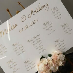Plan de table en plexiglas avec fond blanc et flocage (+/-10 tables) - vente