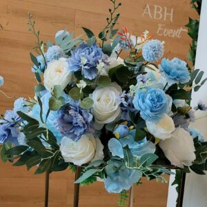 Composition florale artificielle boule bleue - D 50 cm H 38 cm