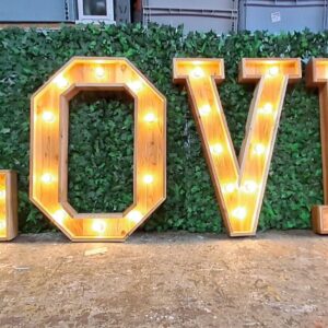 Lettres "LOVE" lumineuses en bois - 1 m