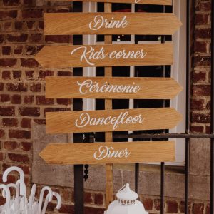 Pancarte directionnelle avec flocage – H 240 cm