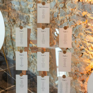 Plan de table plexi (avec ou sans peinture de fond) avec tables papier impression laser et cachet de cire - location