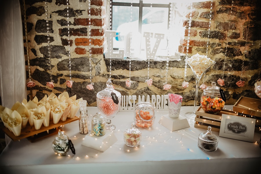 Bar à bonbons pour 50 personnes avec 7 vases garnis