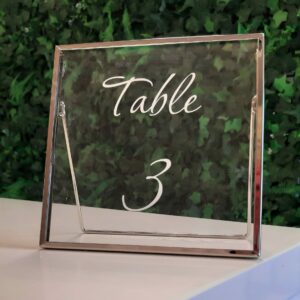 Cadre sur pied argenté ajouré avec numéro de table blanc - 16 x 16 cm