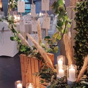 Plan de table arceau avec papiers - location