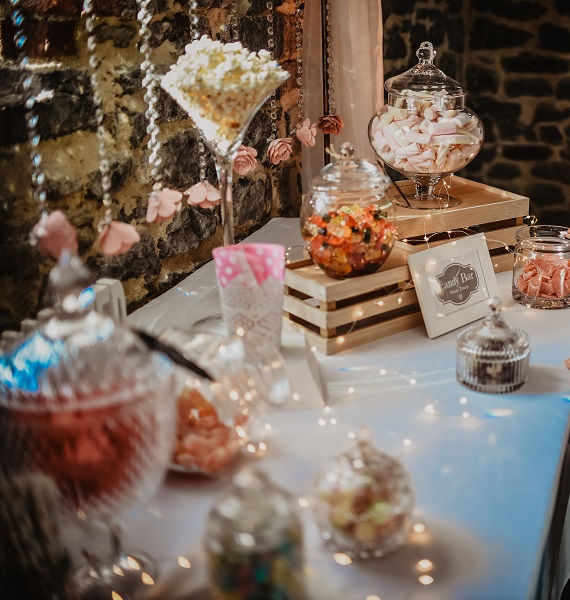Bar à bonbons pour 50 personnes avec 7 vases garnis – Image 3