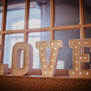 Lettres LOVE blanches lumineuses - H 16 cm