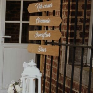 Panneau signalétique en bois avec flocage blanc - location