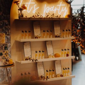 Mini-bouteille personnalisée (étiquette + nœud en ficelle ou ruban coloré) – contenu non inclus